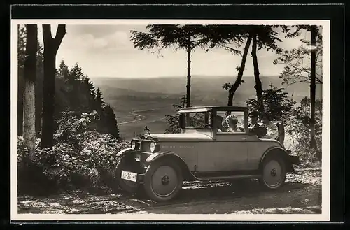 Foto-AK Auto Hanomag Kabriolett 16 PS, Vier Ausflügler im KFZ vor malerischer Kulisse