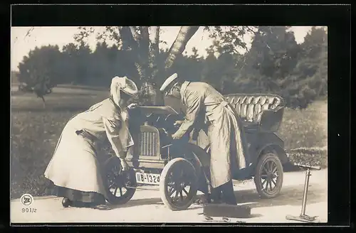 Foto-AK Auto Bergmann-Liliput, Mann und Frau reparieren zusammen ihr Fahrzeug