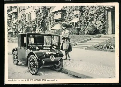 AK Auto Hanomag 2 /10, Frau an der kleinen Limousine am Strassenrand