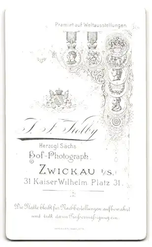 Fotografie J. F. Kolby, Zwickau i. S., Kaiser Wilhelm-Platz 31, Herr im Anzug mit Brille und Schnurrbart