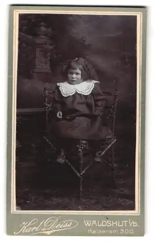 Fotografie Karl Deiss, Waldshut i. Baden, Kaiserstrasse 300, Mädchen im Kleidchen auf einem Stuhl