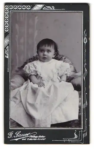 Fotografie Gotthold Sauer, Wittenberg, Jüdenstrasse 10, Baby im weissen Kleidchen