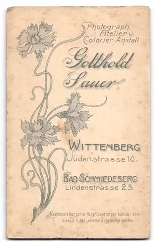 Fotografie Gotthold Sauer, Wittenberg, Jüdenstrasse 10, Baby im weissen Kleidchen