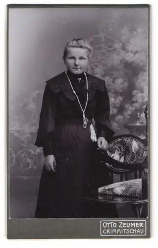 Fotografie Otto Zeumer, Crimmitschau, Jacobsgasse 14, Junge Dame im Kleid mit Perlenkette