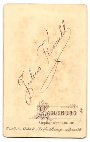 Fotografie Julius Kosmehl, Magdeburg, Stephansbrücke 36, Dame im schwarzen Kleid an einer Kommode