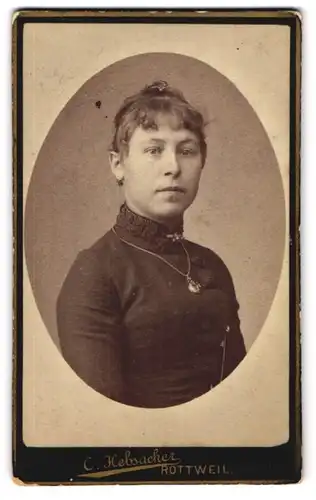 Fotografie Carl Hebsacker, Rottweil, Dame im schwarzen Kleid mit Halskette