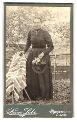 Fotografie H. Lutz, Rothenburg o. Tauber, Dame mit Hut und Kreuzkette