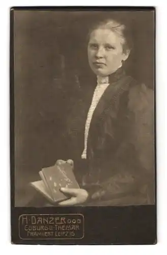 Fotografie H. Dänzer, Coburg, Bürgerliche Dame mit Buch