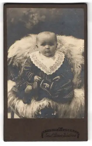 Fotografie Emil Römer, Wiederau, Baby auf einem Fell