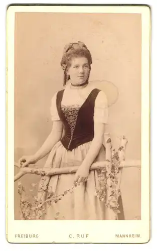 Fotografie C. Ruf, Freiburg i. B., Ludwigstrasse 2, Junge Dame im Kleid mit Hochsteckfrisur