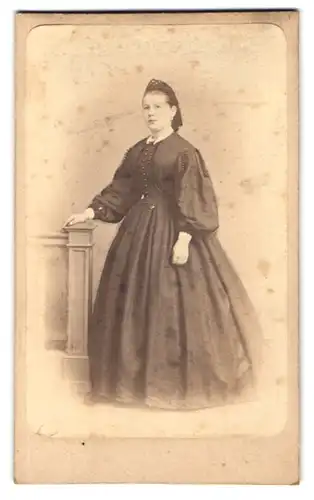 Fotografie E. Herold & Riemann, Breslau, Zwinger-Strasse 4a, Junge Dame im schwarzen Kleid