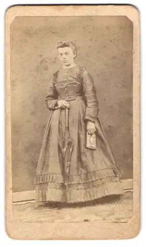 Fotografie Fotograf unbekannt, Junge Dame im Kleid mit Buch