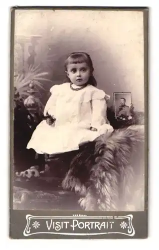 Fotografie Visit Portrait, Ort unbekannt, Mädchen nebst Bild des Vaters