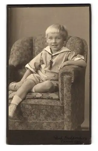 Fotografie Rud. Lichtenberg, Osnabrück, Möserstrasse 24, Junge im Matrosenanzug in einem Sessel