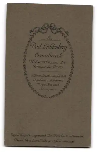 Fotografie Rud. Lichtenberg, Osnabrück, Möserstrasse 24, Junge im Matrosenanzug in einem Sessel