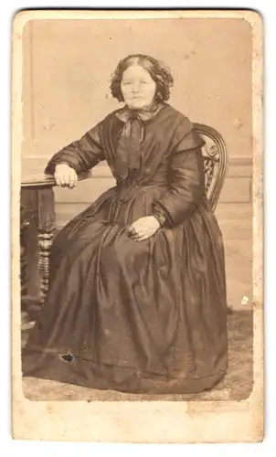 Fotografie A. Gasser, Hall, Bürgerliche Dame sitzt am Tisch