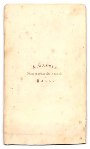 Fotografie A. Gasser, Hall, Bürgerliche Dame sitzt am Tisch