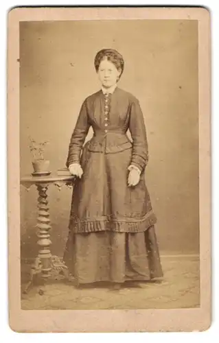 Fotografie N. Leyendecker, Berncastel, Junge Dame im hübschen Kleid