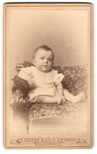 Fotografie Georg Lüders, Dresden, Bautznerstr. 81, Süsses Kleinkind im Hemd mit nackigen Füssen