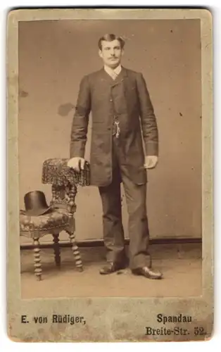 Fotografie E. von Rüdiger, Spandau, Breite-St. 52, Junger Herr im Anzug mit Krawatte