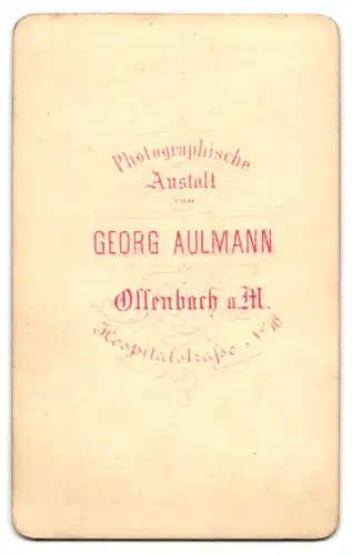 Fotografie Georg Aulmann, Offenbach a. M., Junge Dame im Kleid mit Kleinkind