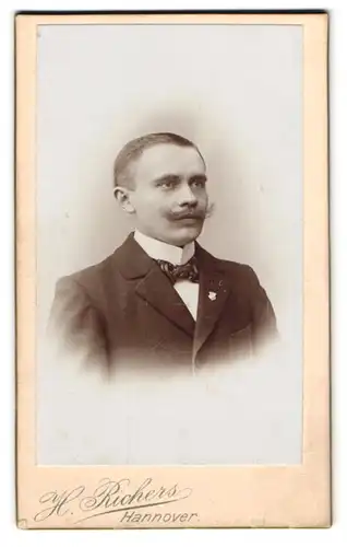 Fotografie H. Richers, Hannover, Cellerstr. 146, Eleganter Herr mit Schnauzbart