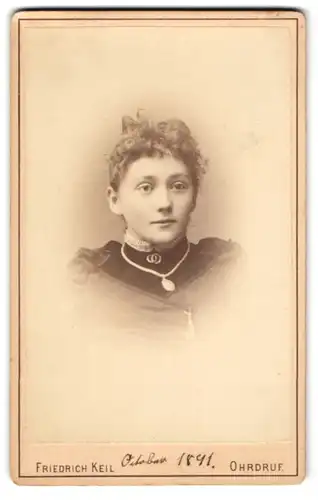 Fotografie Friedrich Keil, Ohrdruf, Bahnhofstrasse, Junge Dame mit Kragenbrosche und Amulett