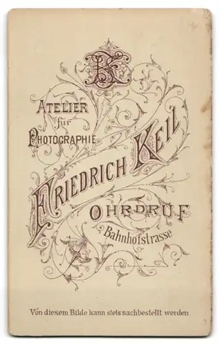 Fotografie Friedrich Keil, Ohrdruf, Bahnhofstrasse, Junge Dame mit Kragenbrosche und Amulett