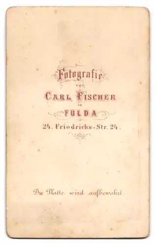 Fotografie Carl Fischer, Fulda, Friedrichs-St. 24, Junge Frau im Kleid mit Kreuzanhänger