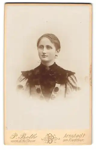 Fotografie P. Both, Arnstadt, Junge Dame im Kleid mit Kragenbrosche