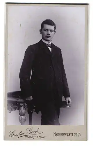 Fotografie Gustav Gock, Hohenwestedt i. H., Junger Herr im Anzug mit Fliege