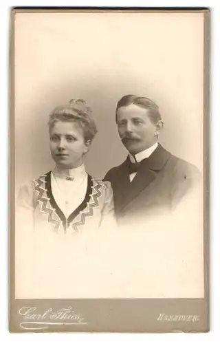 Fotografie Carl Thies, Hannover, Höltystr. 13, Junges Paar in modischer Kleidung