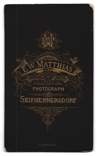 Fotografie E. W. Matthias, Seifhennersdorf, Zwei junge Frauen in zeitgenössischer Kleidung