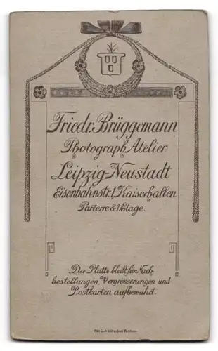 Fotografie Friedr. Brüggemann, Leipzig-Neustadt, Eisenbahnstr. 1, Junge Dame im schwarzen Kleid