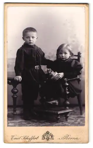 Fotografie Emil Schuffert, Borna, Kinderpaar in dunkler Kleidung