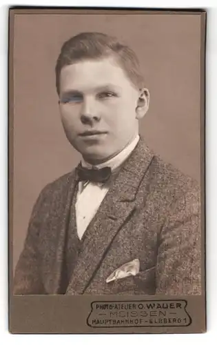 Fotografie O. Wauer, Meissen, Elbberg 1, Halbwüchsiger Knabe im Anzug mit Fliege