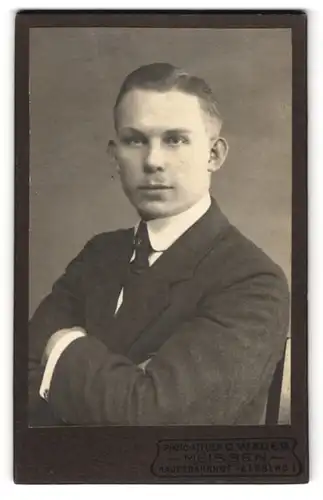 Fotografie O. Wauer, Meissen, Elbberg 1, Junger Herr im Anzug mit Krawatte