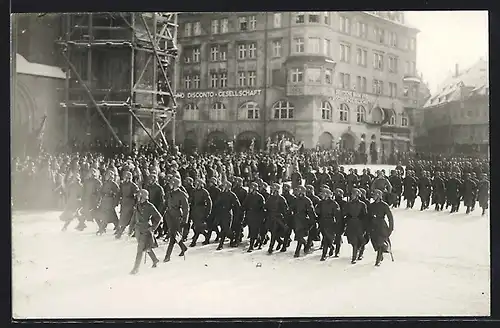 Foto-AK Ulm /Donau, Militärische Parade auf dem Münsterplatz, 1931