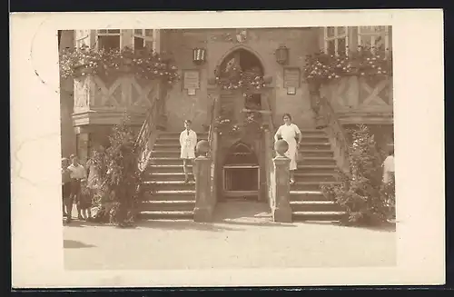 Foto-AK Wernigerode, Rathaustreppe mit Knabe und junger Dame in Sommerkleidung