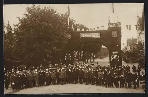 AK Sörup, Gesangsfest 1914, Sänger vor dem Schmucktor, Festpostkarte