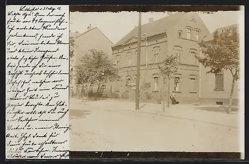 Foto-AK Bitterfeld, Wohnhaus mit Bewohnern, Strassenansicht, 1902