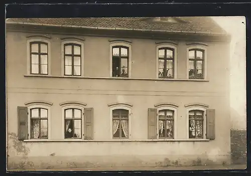 Foto-AK Bitterfeld, Wohnhaus mit Bewohnern in Fenstern, Fassade, ca. 1915