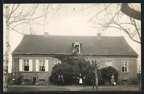 Foto-AK Bitterfeld, Bürgerhaus mit Bewohnern, 1910