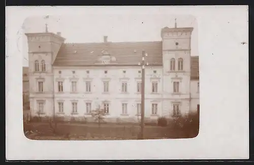 Foto-AK Bitterfeld, Gebäude mit zwei Turmflügeln aus der Vogelschau, 1914