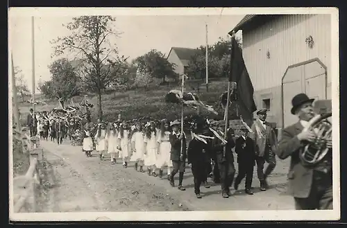 Foto-AK Rötenbach / Bad Teinach, Festzug des Radfahrervereins Waldlust mit Blasmusik, Kränzen, Fahne