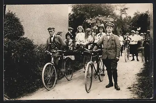 Foto-AK Rötenbach / Bad Teinach, Radfahrerverein Waldlust, Festzug mit geschmückten Fahrrädern, Blumenkönigin