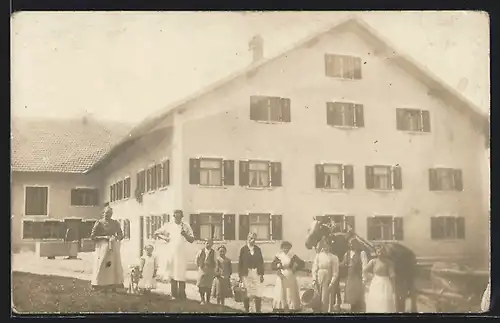 Foto-AK Eggarts / Altusried, Gehöft Anton Mayer mit Familie, Angestellten, Pferd, Aufnahme ca. 1910