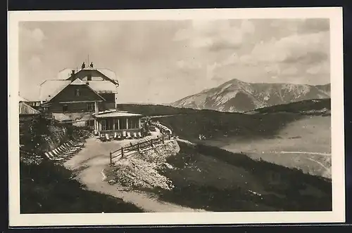 AK Ottohaus /Rax, Berghütte mit Liegestühlen aus der Vogelschau
