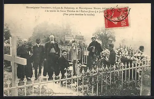 AK Lisieux, Monseigneur Steinmetz, evêque du Dahomey, et Monseigneur Moury à la tombe de Soeur Thérèse de l`Enfant-Jésus