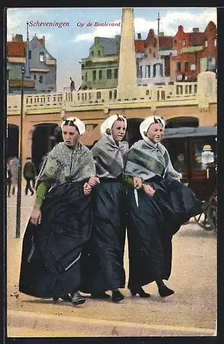 AK Scheveningen, Op de Boulevard, Frauen in Tracht